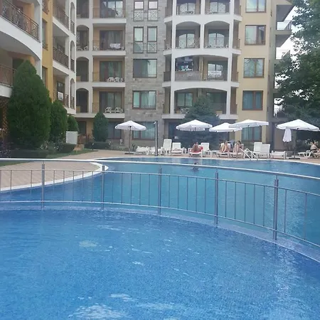 Complex Golden Dreams Aparthotel